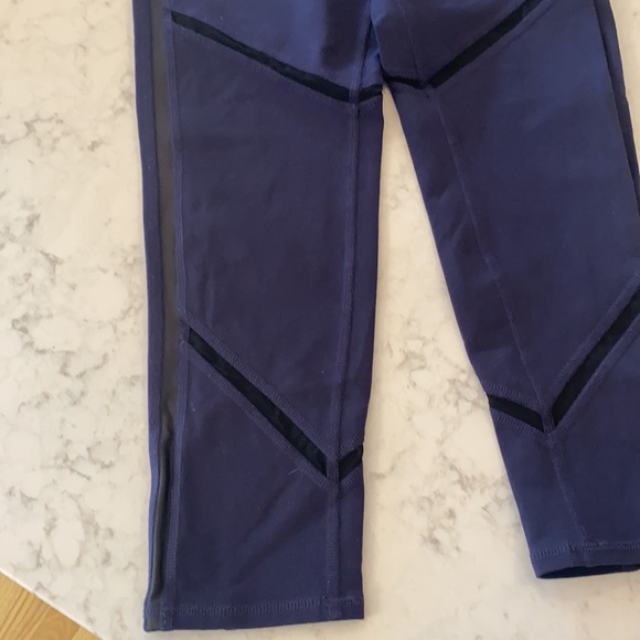 Alo yoga cropped leggings with mesh detail inserts - Picture 3 of 6